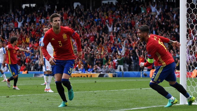 Trung vệ Gerard Pique (số 3) - tác giả bàn mở tỉ số cho Tây Ban Nha. Ảnh: AFP
