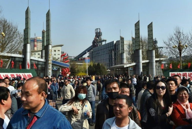 Công nhân bị sa thải biểu tình trước nhà máy thép ở Đường Sơn (tỉnh Hà Bắc) ngày 5-4 - Ảnh: AFP