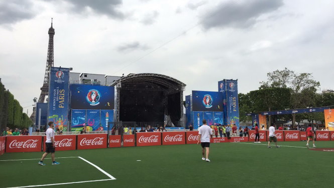 Sân đá bóng mini cho người hâm mộ giải trí chờ xem bóng đá tại fan-zone ở thủ đô Paris ngập tràn màu sắc quảng cáo - Ảnh: VÕ TRUNG DUNG