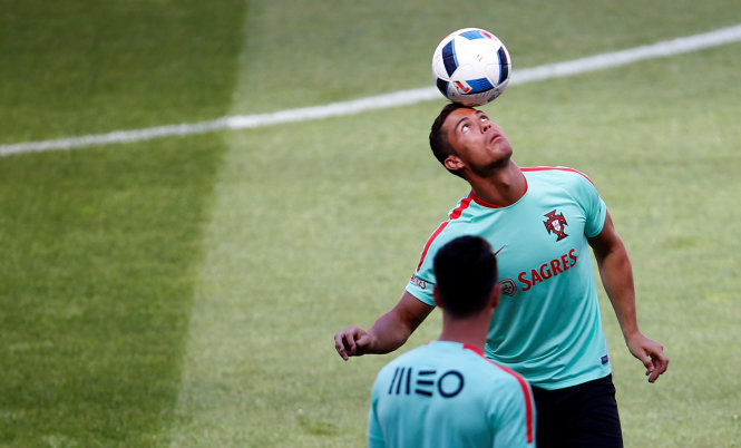 Ronaldo tập luyện trước trận đấu - Ảnh: Reuters