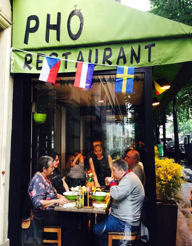 Phở Việt Paris Euro là một trong những nhà hàng nổi tiếng với món phở Việt Nam truyền thống tại Paris. Với hương vị đặc trưng và chất lượng đảm bảo, bạn sẽ được trải nghiệm một bữa ăn đầy ấn tượng và tinh tế. Hãy đến Phở Việt Paris Euro để khám phá văn hóa ẩm thực Việt Nam và trải nghiệm một không gian ấm cúng tại Paris.