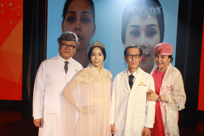 Chị Nguyễn Hoài Phương (thứ hai từ trái sang) sau phẫu thuật chỉnh hình khuôn mặt cùng êkip bác sĩ nước ngoài và nhà tài trợ - Ảnh: BTC chương trình cung cấp