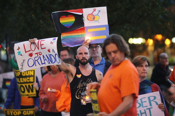 Người dân ở West Hollywood, California, giương biểu ngữ chia buồn với sự kiện ở Orlando - Ảnh: Reuters