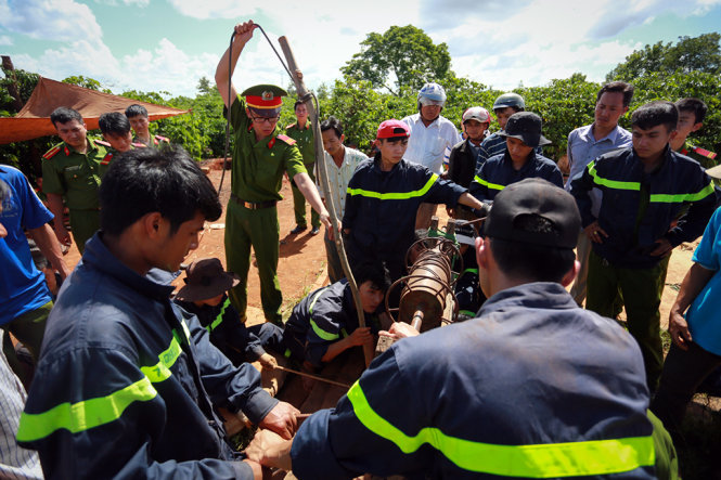 Cảnh sát PCCC tỉnh Đắk Lắk tiến hành đưa nạn nhân ra khỏi giếng - Ảnh: TIẾN THÀNH