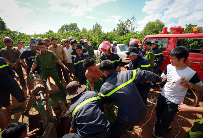 Lực lượng công an, cảnh sát PCCC tỉnh Đắk Lắk cùng hợp sức đưa nạn nhân ra khỏi giếng - Ảnh: TIẾN THÀNH