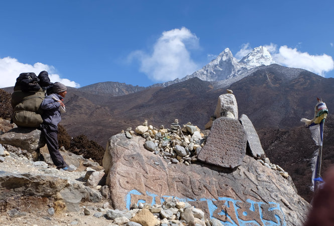 Mặc dù đã gắn bó với nghề được bốn năm nhưng vẻ đẹp của những ngọn núi tuyết và sự bao la của Himalaya vẫn khiến porter Ram Sundas (31 tuổi) phải ngẩn ngơ