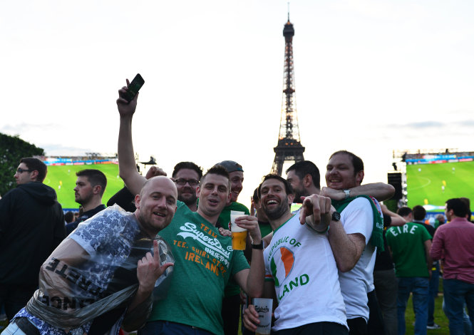 CĐV các nước hò reo khi xem bóng đá tại fanzone Paris - Ảnh: TR.N.