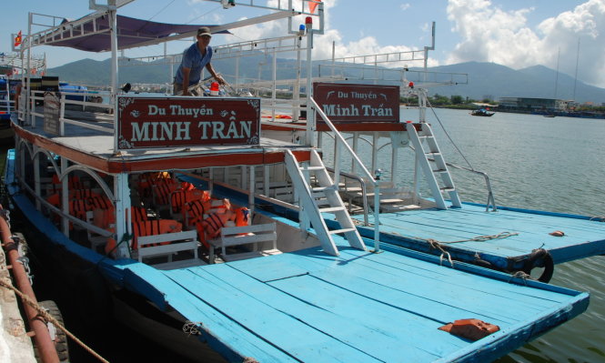 Các tàu du lịch hiện được yêu cầu cắt ghế ở tầng hai, không cho khách lên phía trên đứng ngồi hóng gió - Ảnh: V.HÙNG