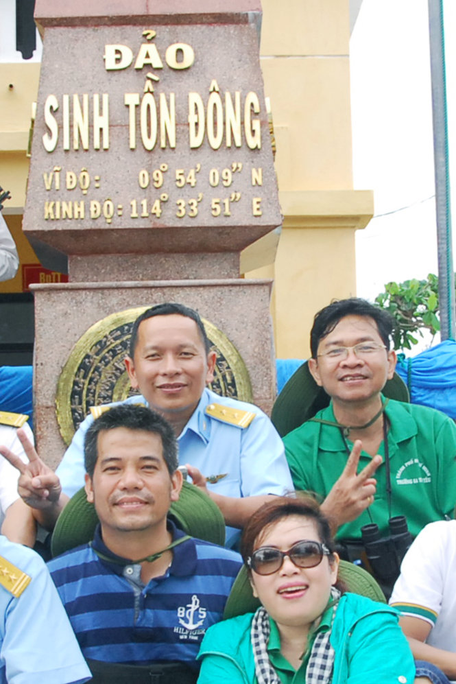 Thượng tá Trần Quang Khải (hàng trên cùng bên trái) trong một chuyện công tác tại đảo Sinh Tồn Đông - ảnh NGUYỄN TRỌNG THIẾT