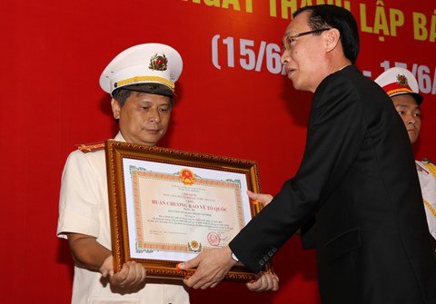Ông Lê Thanh Liêm trao Huân chương Bảo vệ Tổ quốc hạng 3 cho Đại tá Trần Trọng Dũng, Tổng Biên Tập Báo Công an TP.HCM
