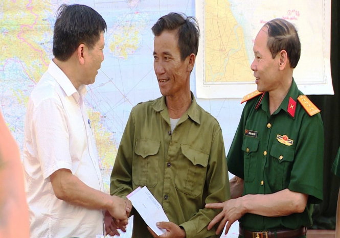 Ông Phạm Văn Lệ (giữa), chủ tàu cá HT-20219TS phát hiện và cứu phi công Cường - Ảnh: HỒ VĂN cắt từ clip