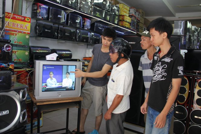 Người dân mua đầu thu truyền hình tại Đà Nẵng. - Ảnh tư liệu