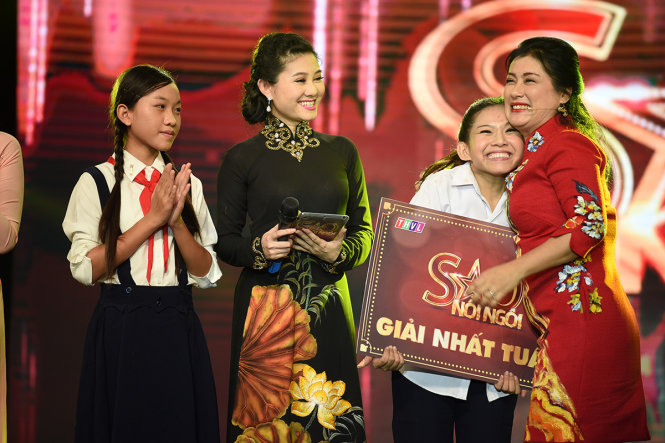 Nghệ sĩ Thanh Thủy chúc mừng Bình Tinh giành giải nhất tuần