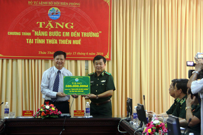 Trung tướng Hoàng Xuân Chiến, Tư lệnh Bộ đội Biên phòng trao tặng tỉnh Thừa Thiên-Huế 50 triệu đồng cho chương trình “Nâng bước em đến trường” - Ảnh: Nguyên Linh