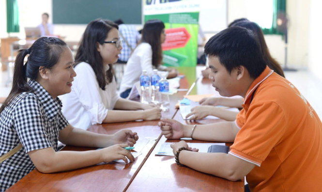 Sinh viên tìm hiểu về điều kiện tuyển dụng của doanh nghiệp tại ngày hội tuyển dụng do Trường ĐH Tài chính - Marketing tổ chức năm 2015. Ảnh: TC