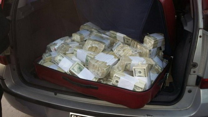Số tiền bị phát hiện trong xe ô tô của ông Lopez - Ảnh: AP