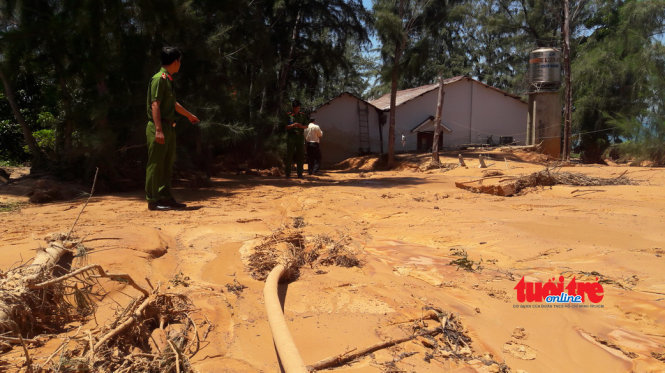 Tại các khu vực có dân cư sinh sống, lượng bùn đỏ tràn vào trong nhà, vườn, ao cá nhà dân - Ảnh: Nguyễn Nam