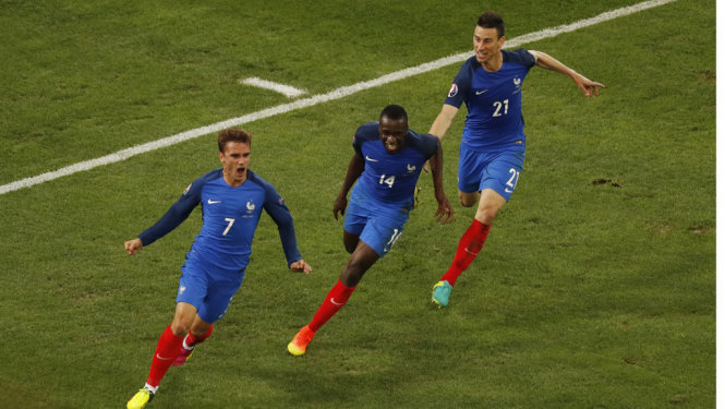 Niềm vui của các cầu thủ Pháp sau khi Griezmann (số 7) mở tỉ số. Ảnh: Reuters