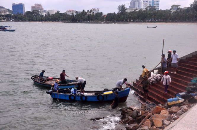 Ngư dân vận chuyển hải sản từ biển vào bờ trên đường Hạ Long, Bãi Trước, TP Vũng Tàu 
- Ảnh: Đông Hà