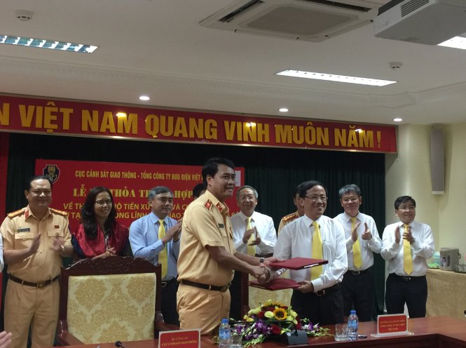 Cục CSGT và Bưu điện Việt Nam thỏa thuận hợp tác về thu nộp hộ tiền xử phạt và chuyển trả giấy tờ tạm giữ - Ảnh: Thân Hoàng