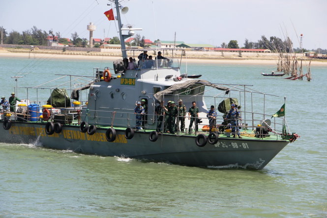 Tàu của lực lượng biên phòng Nghệ An tiếp tục ra khơi tìm kiếm phi công Khải sau khi đưa phi công Cường vào bờ an toàn - Ảnh: Doãn Hòa