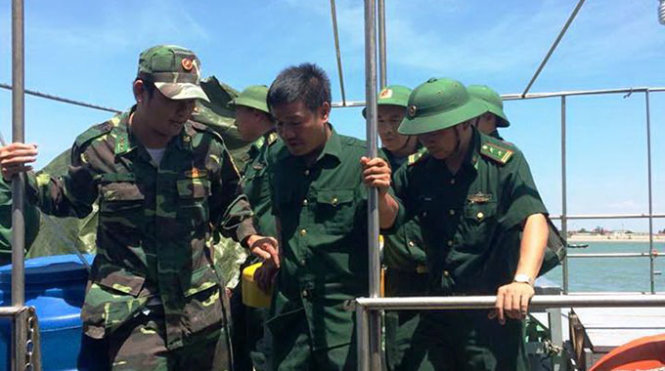 Phi công Nguyễn Hữu Cường (giữa) trở về an toàn trong vòng tay đồng đội - Ảnh: Hồ Văn