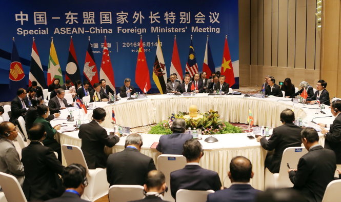 Quang cảnh thảo luận của Hội nghị đặc biệt bộ trưởng ngoại giao ASEAN - Trung Quốc ngày 14-6 - Ảnh: Reuters