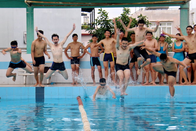 Lớp học bơi vừa bổ sung kỹ năng vừa là sân chơi ngày hè cho các học sinh THPT  - Ảnh: Ngọc Hiển