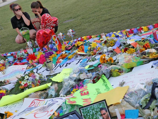 Một nơi tưởng niệm các nạn nhân vụ xả súng gần hộp đêm Pulse        - Ảnh: Reuters