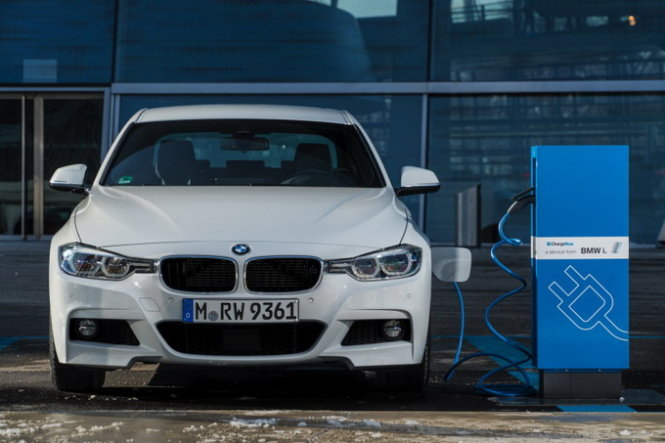 BMW 3-series 2016 phiên bản 330e với hệ dẫn động hybrid, tiêu thụ nhiên liệu trung bình 2,1 lít/100 km - Ảnh: BMWBlog