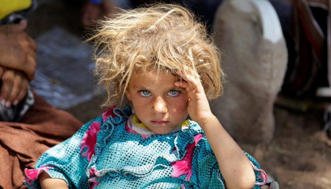 Một bé gái thuộc cộng đồng người Yazidis - Ảnh: REUTERS