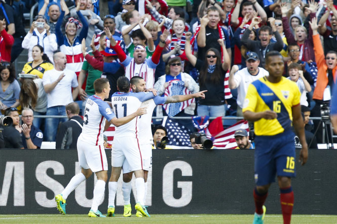 Các cầu thủ Mỹ ăn mừng bàn thắng vào lưới Ecuador. Ảnh: Reuters