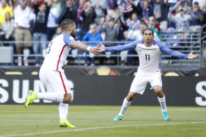 Dempsey (8) ăn mừng bàn thắng vào lưới Ecuador. Ảnh: Reuters