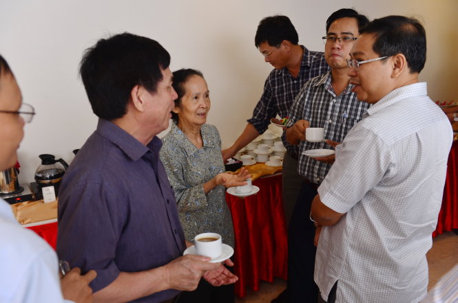Các đại biểu trao đổi bên lề hội thảo Khát vọng Việt Nam 2035 - phát triển khu vực kinh tế tư nhân năng động và yêu cầu hiện đại hóa thể chế sáng 16-6  - Ảnh: QUANG ĐỊNH
