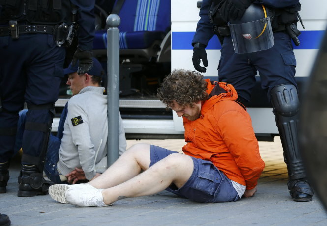 Hai hooligan Nga bị bắt tại Lille (Pháp) ngày 15-6. Những hình ảnh như thế này dĩ nhiên làm người Nga giận sôi - Ảnh: Reuters