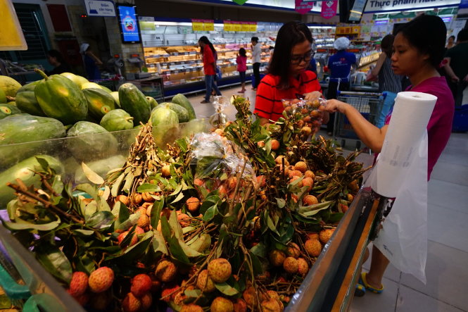 Người dân chọn mua trái vải tại siêu thị Co.op Mart trên đường Đinh Tiên Hoàng, Q.Bình Thạnh, TP.HCM tối 16-6 - Ảnh: QUANG ĐỊNH