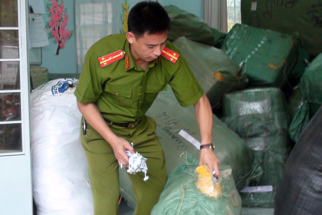 Lực lượng chức năng kiểm kê số hàng lậu bị phát hiện ở ga Biên Hòa - Ảnh: A.L.