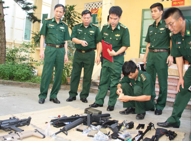 Cán bộ biên phòng tiến hành kiểm đếm số lượng súng và đạn đồ chơi bạo lực - Ảnh: CTV