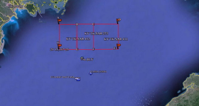 Khu vực 3 tàu SAR 411, 412, 273 của Trung tâm Phối hợp Tìm kiếm cứu nạn Hàng hải Việt nam đang tìm kiếm máy bay CASA-212 cùng tổ bay bị nạn ở phía Bắc đảo Bạch Long Vĩ trưa 18-6. Biểu tượng hình máy bay cánh bằng ghi CASSA 12h30 là vị trí chiếc CASSA mất liên lạc. Vị trí có biểu tượng cánh cửa (giống trực thăng) là vị trí vớt được các mảnh vỡ máy bay CASA-212 - Nguồn: Vietnam MRCC