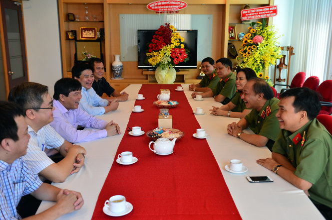 Đảng ủy Giám đốc Công an TP.HCM đến thăm báo Tuổi Trẻ chúc mừng ngày Báo chí Cách mạng VN 21-6 sáng 18-6 tại tòa soạn báo Tuổi Trẻ - Ảnh: Quang Định