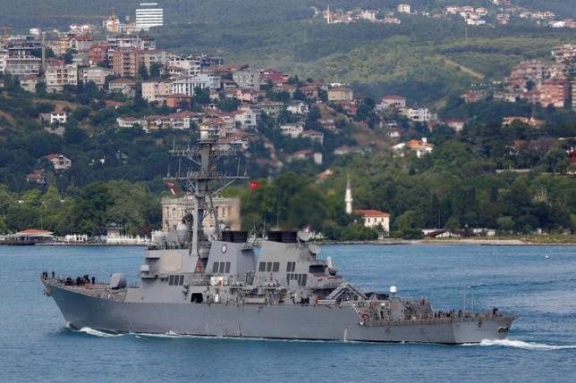 Tàu khu trục mang tên lửa dẫn đường USS Porter của Mỹ lúc đi ngang qua thành phố Istanbul, Thổ Nhĩ Kỳ ngày 6-6. Ảnh: Reuters