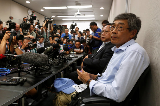 Ông Lam Wing-kee là quản lý tại nhà sách Causeway Bay Books, trực thuộc Nhà xuất bản Mighty Current tại Hong Kong đang trong cuộc họp báo tố cáo việc ông bị nhà cầm quyền Trung Quốc bắt cóc - Ảnh: Reuters