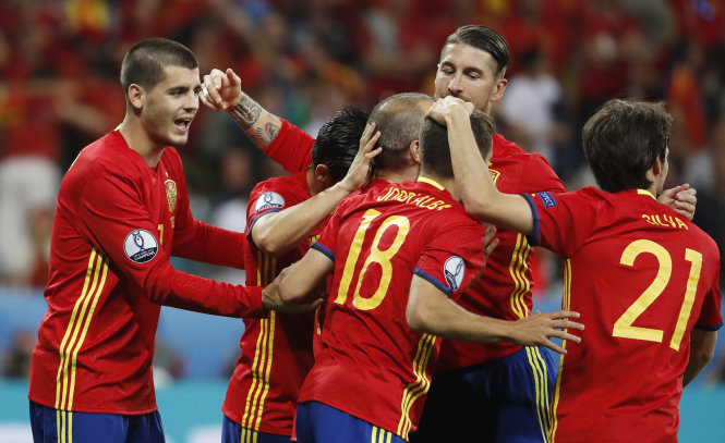 Các cầu thủ Tây Ban Nha ăn mừng bàn thắng vào lưới Thổ Nhĩ Kỳ. Ảnh: Reuters