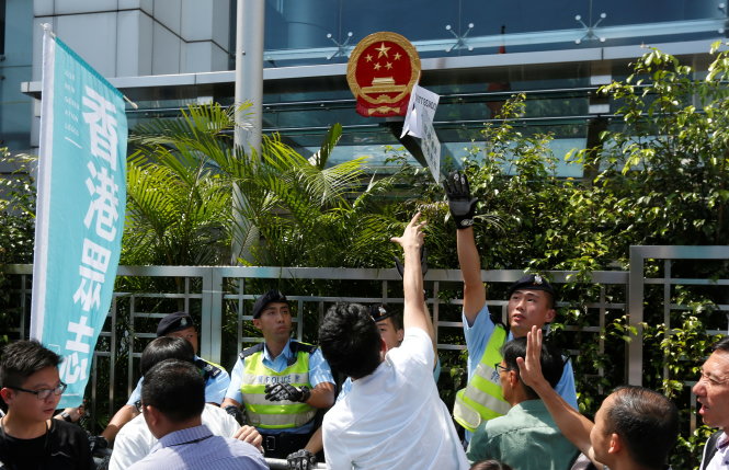 Người dân đòi dân chủ biểu tình trước văn phòng liên lạc của Trung Quốc tại Hong Kong ngày 17-6 - Ảnh: Reuters