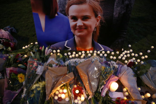 Ảnh chân dung bà Jo Cox được trưng tại quảng trường Quốc hội ở London để người dân đến chia buồn - Ảnh: Reuters