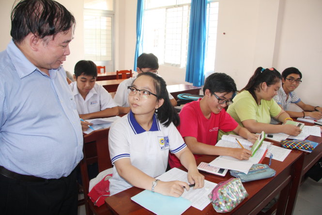 Thứ trưởng Bộ GD-ĐT Bùi Văn Ga thăm hỏi các học sinh đang ôn thi tại Trường THPT chuyên Bến Tre vào sáng 17-6 - Ảnh: Trần Huỳnh