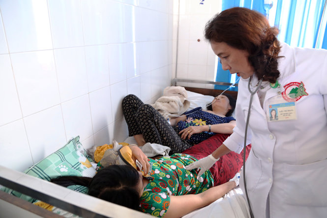 Bác sĩ khoa Bệnh nhiệt đới Bệnh viên Đa khoa tỉnh Lâm Đồng đang thăm khám các ca bị ngộ độc thực phẩm nhập viện từ ngày 16-6- Ảnh: C.THÀNH
