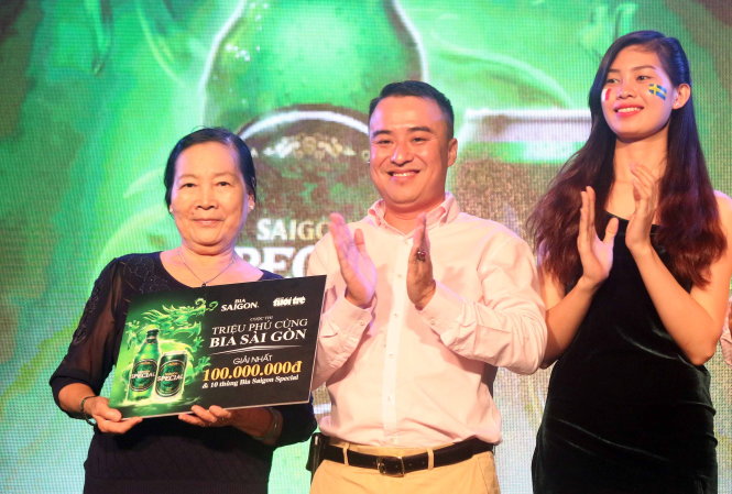 Cô Kim Nương (trái) nhận giải thưởng 100 triệu đồng - Ảnh: N.K.