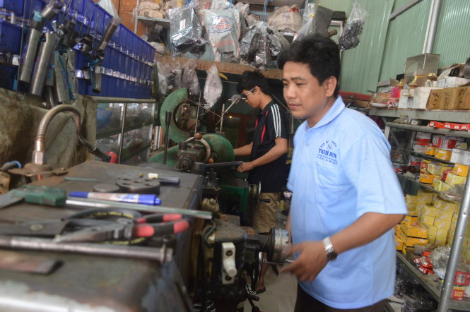 Ông Hưng trong tiệm sửa chữa cơ khí, máy móc của mình - Ảnh: Ngọc Tài