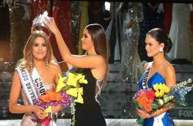 Hoa hậu Colombia Gutierrez-Arévalo khi được trao vương miện Hoa hậu hoàn vũ và sau đó mới biết bị trao nhầm - Ảnh: Foxnews